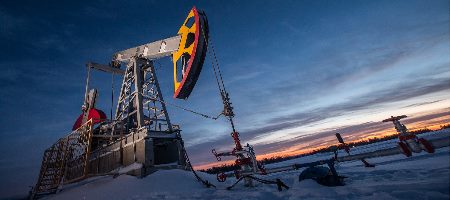 Цены на нефть остаются около многолетних максимумов