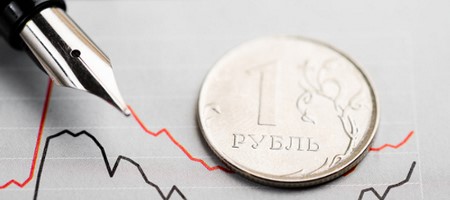 С апреля рубль уступил доллару более 20%